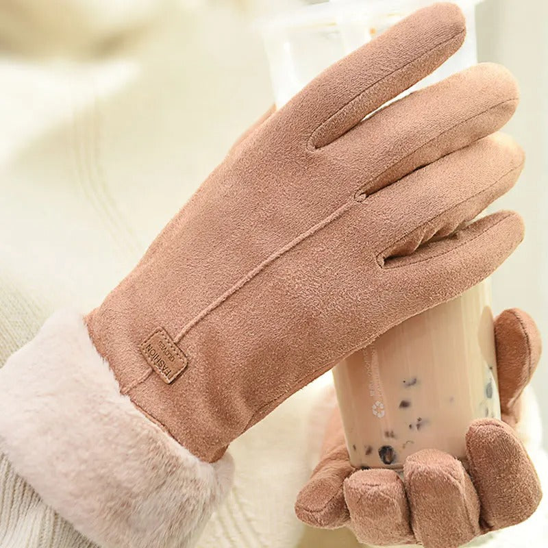 Bruna varma vintervantar för kvinnor, fluffiga och stilrena accessoarer.
