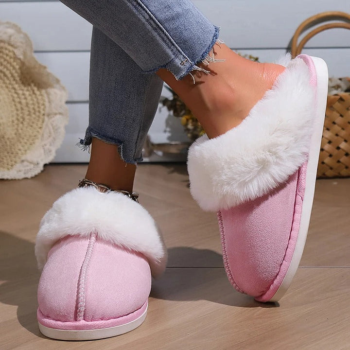 Rosa fluffiga damtofflor i mockastil. Mysiga och bekväma inneskor för avkoppling hemma.
