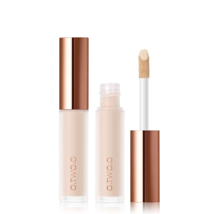 Applicering av flytande concealer. Ger full täckning och matt finish, döljer ojämnheter för strålande hud.