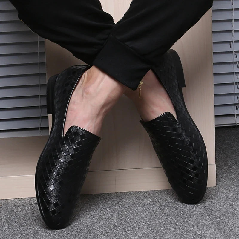 Stiliga formella herrskor i vävd design. Slipon-modell för enkel användning och elegant uttryck.
