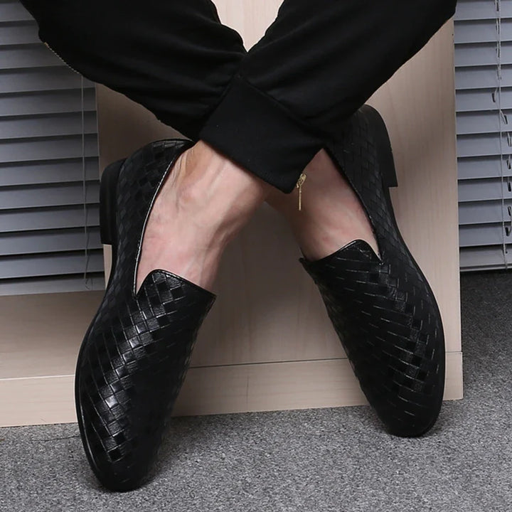 Stiliga formella herrskor i vävd design. Slipon-modell för enkel användning och elegant uttryck.