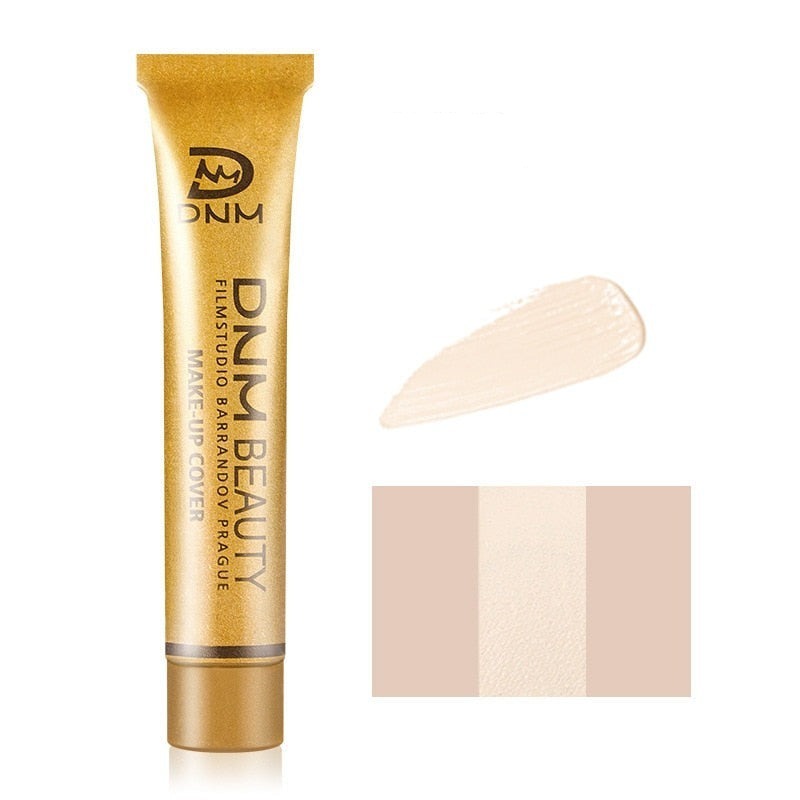 Applicering av krämig, fulltäckande concealer för att dölja mörka ringar och ojämnheter i ansiktet.