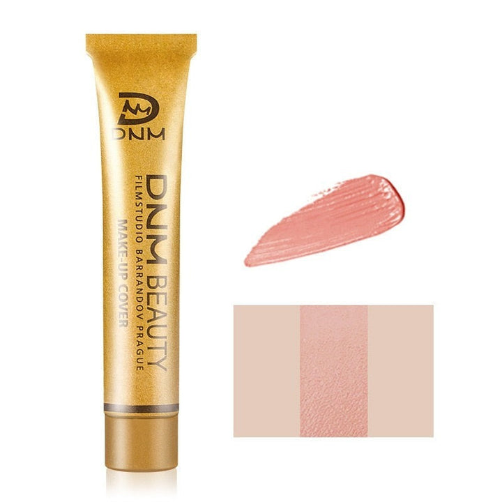 Modell med felfri hud tack vare fulltäckande concealer, för en naturlig och långvarig skönhetslook.
