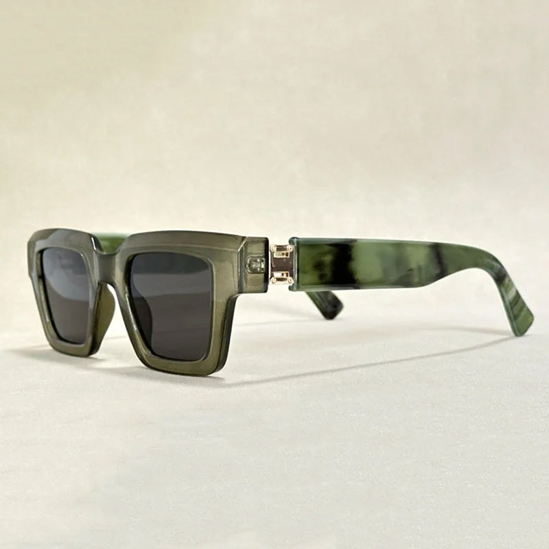 Fyrkantiga unisex retrosolglasögon med UV400-skydd, idealiska för mode och soliga dagar.