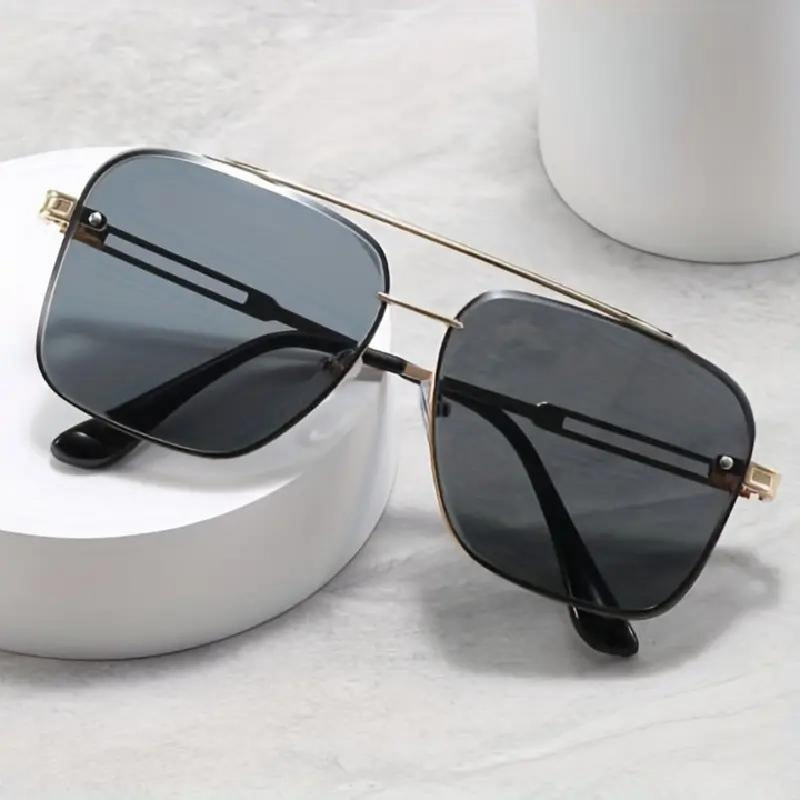 Fyrkantiga solglasögon med mörktonade linser för män. Ger elegant stil och effektivt solskydd.