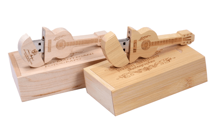 USB-minne gitarr i trä, redo att anslutas. Portabel teknik för enkel och säker datalagring.