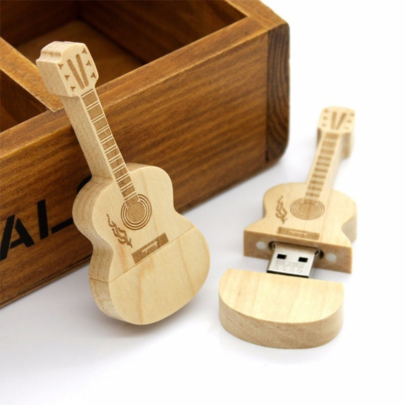 Unikt trä-USB-minne designat som en gitarr. Praktisk minnessticka för portabel datalagring.