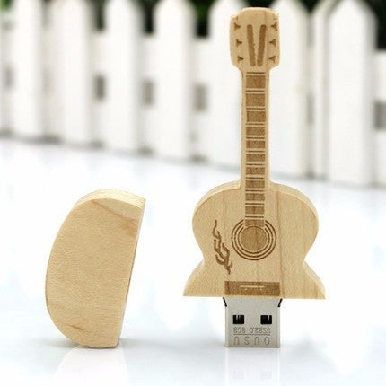 Miljövänligt unisex USB-minne i trä, formad som en gitarr. Perfekt gadget för musik och lagring.