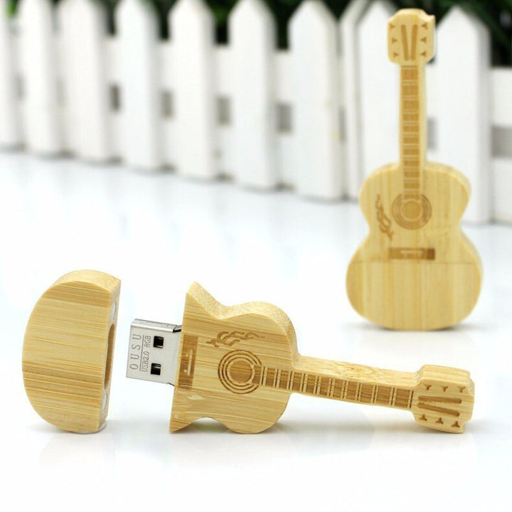 Gitarrformad minnessticka i trä, en unik present och praktisk gadget för säker datalagring.