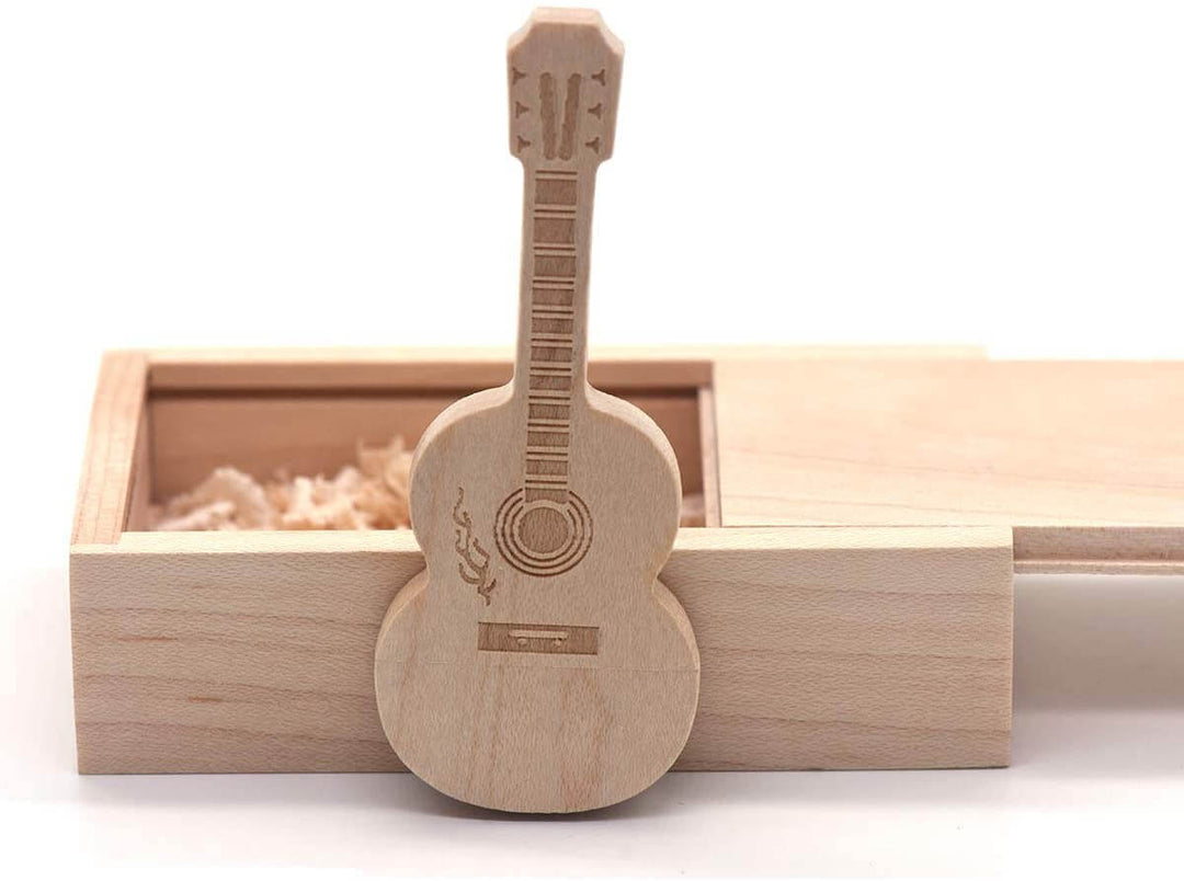 Unisex trä-USB-minne med gitarrdesign. Miljövänlig minnessticka för datalagring och musik.