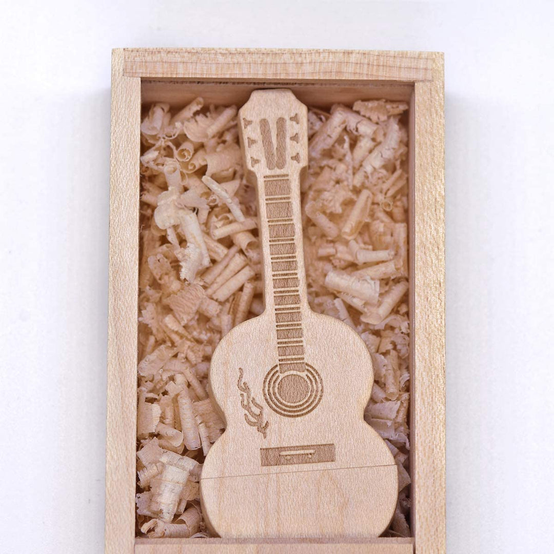 Detaljerat USB-minne i ljust trä, format som en akustisk gitarr. Unik design för datalagring.