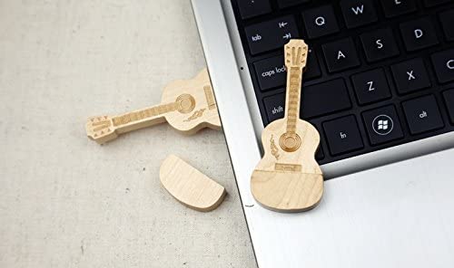 Närbild på ett gitarr USB-minne i trä, framhäver dess unika design och detaljerade trästruktur.