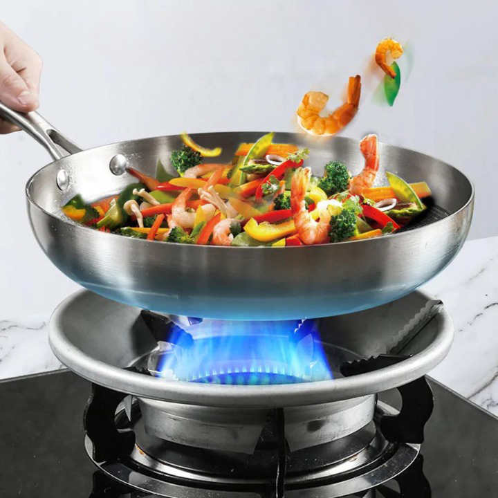 Gasspis tillbehör i gjutjärn, enerigsparplatta som koncentrerar värme för effektivare matlagning.