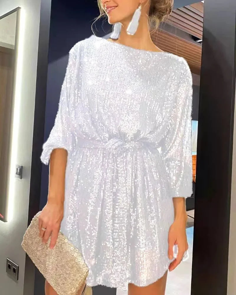 Elegant paljettklänning för kvinnor, med skimrande glitter och en sofistikerad silhuett.