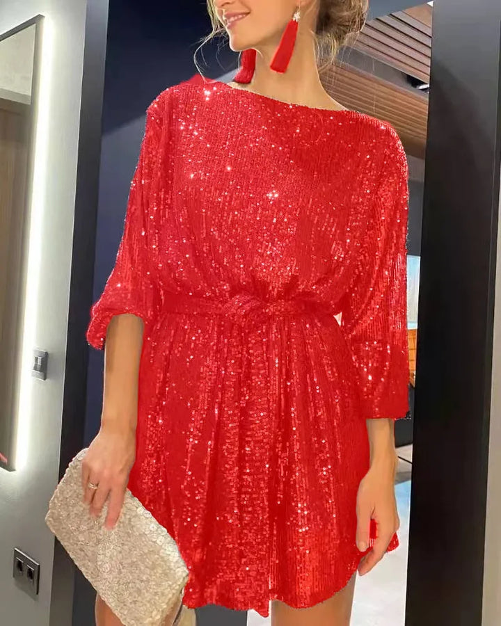 Festlig partydress för damer, en glamourös kvällsklänning med allover paljetter och elegant design.