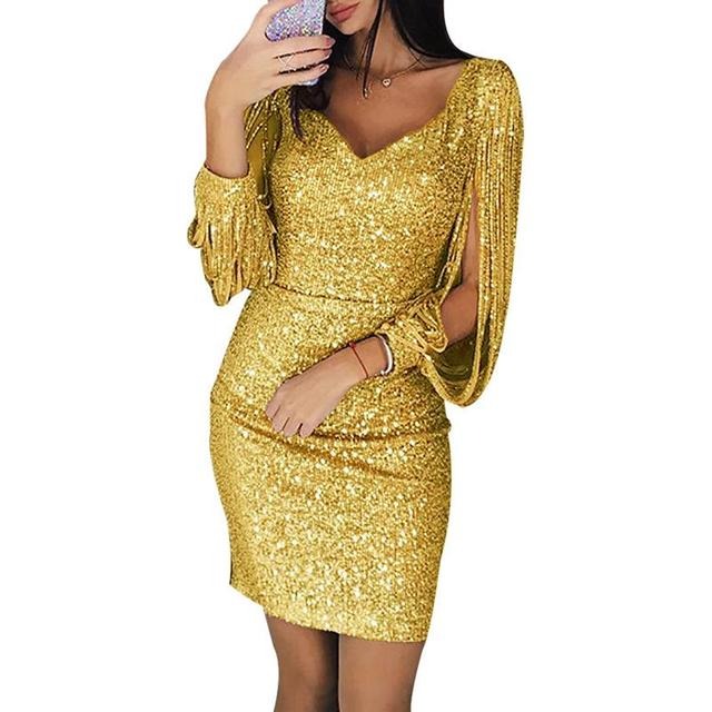 Närbild på den eleganta V-ringningen och glittrande paljetterna på en glamorös festklänning för damer.