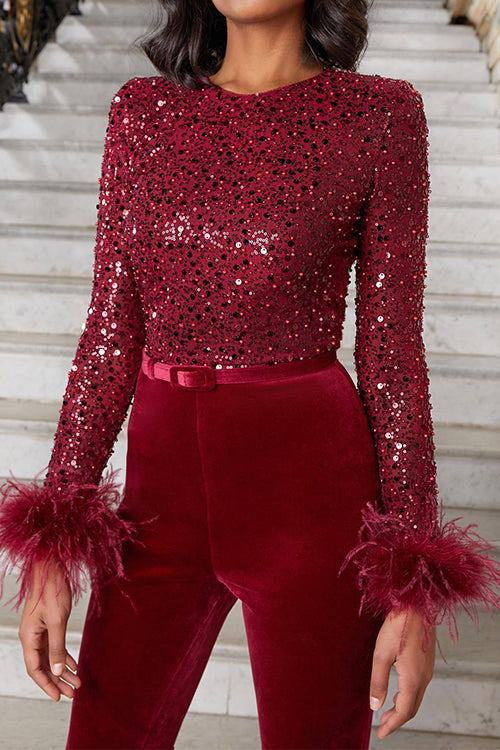 Chic partyoutfit: kvinnors paljettset, glamourös topp med fjäderdetaljer & matchande utsvängda byxor.