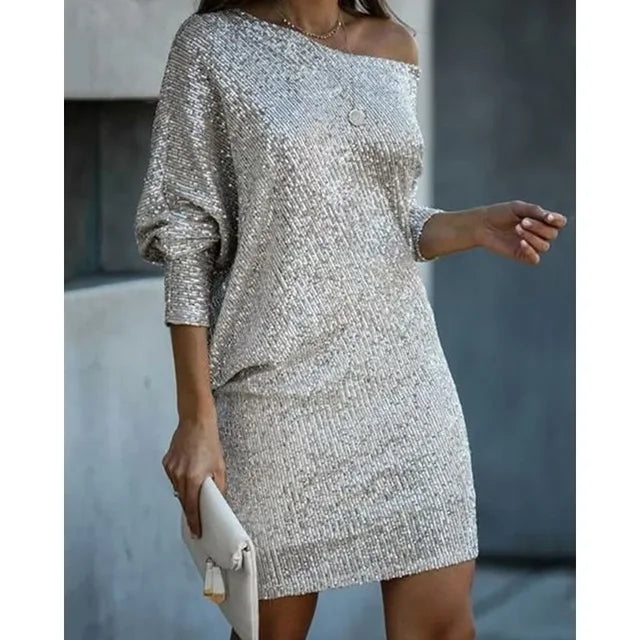 Kvinnors off-shoulder miniklänning, perfekt som kort festklänning med glamour.