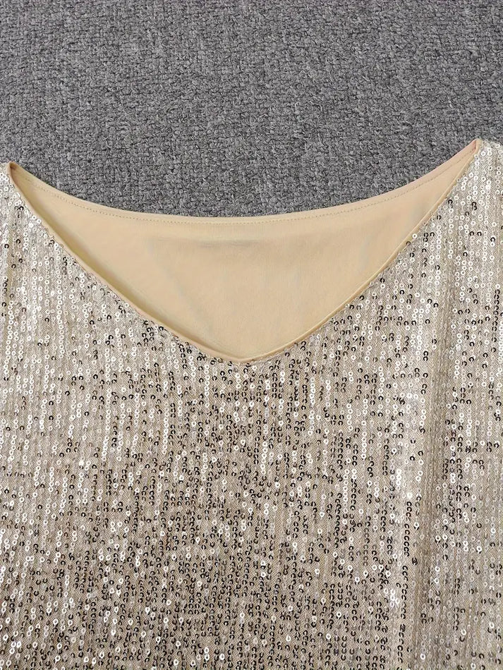Kort off-shoulder klänning med glitter för fest. Glamourös figursydd miniklänning.