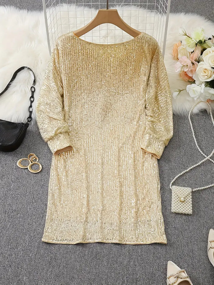 Glittrig off-shoulder festklänning. Figursydd miniklänning perfekt för speciella tillfällen.