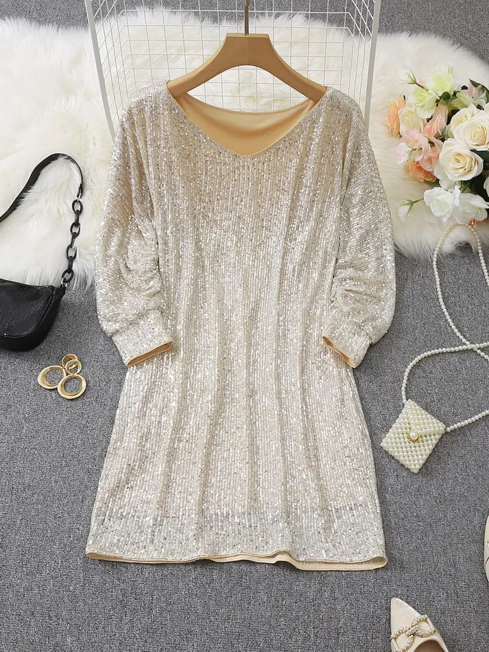 Glamourös paljettklänning off-shoulder. Kort, trendig aftonklänning för kvinnor.