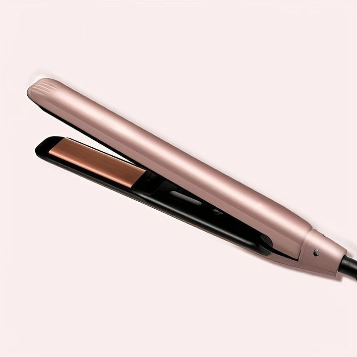 Kvinna plattar håret med GlamPro 2-i-1 stylingverktyg, skapar slät frisyr med salongskvalitet.