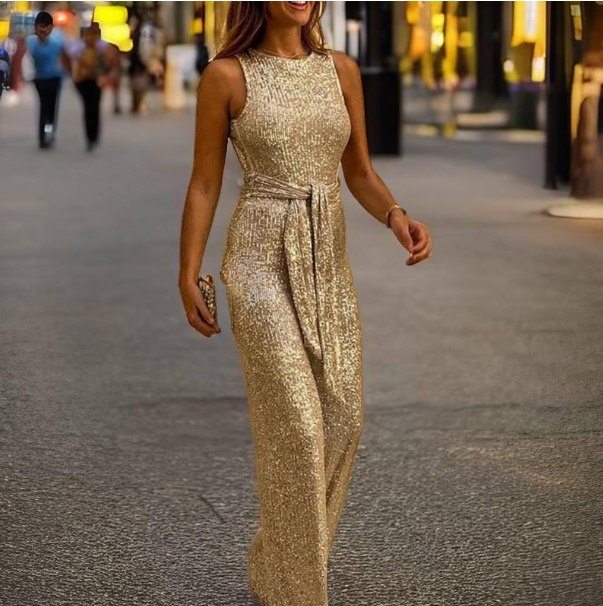 Smickrande guld glittrande jumpsuit med öppna axlar och vacker elegant rygg. Perfekt kvällsoutfit.