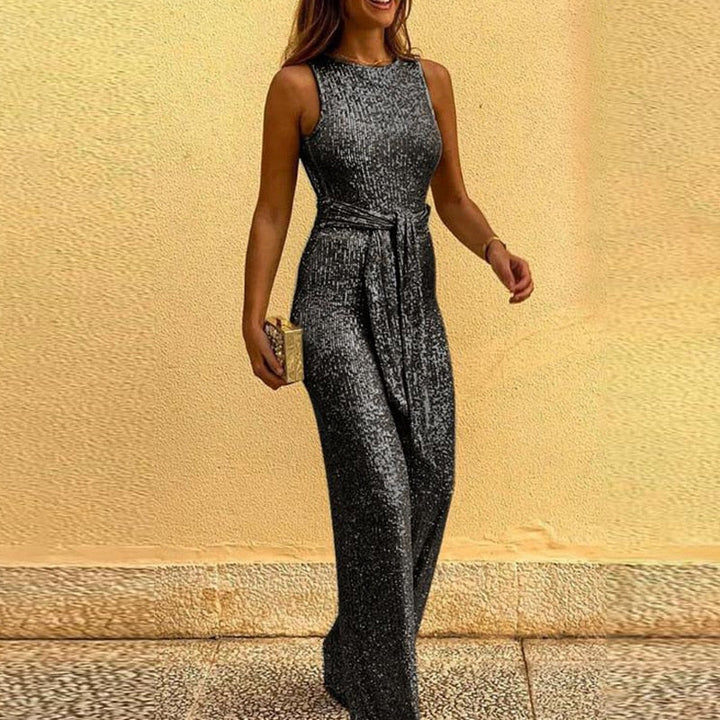 Burgunder glittrande damjumpsuit med eleganta öppna axlar och designad rygg för speciella tillfällen.