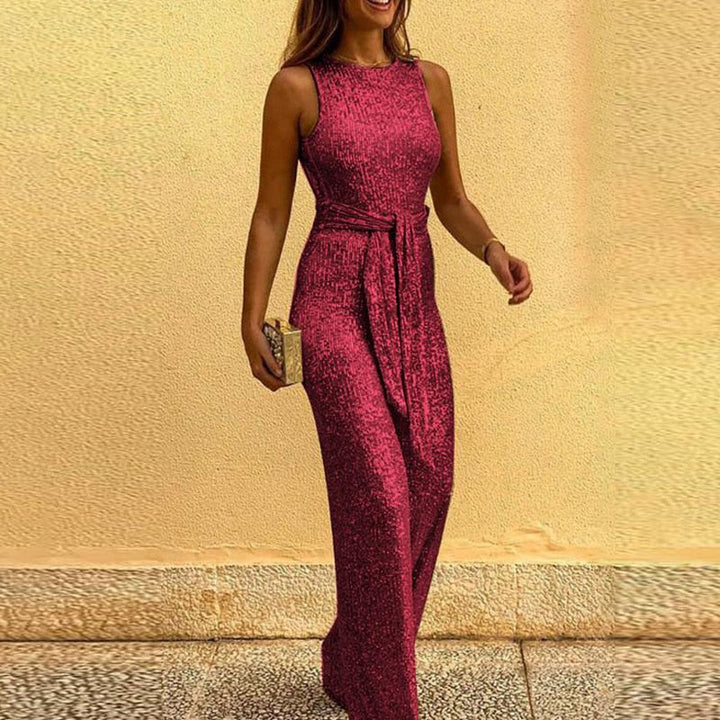 Champagne-guld glittrande damjumpsuit med öppna axlar, smickrande för en elegant kvällsoutfit.