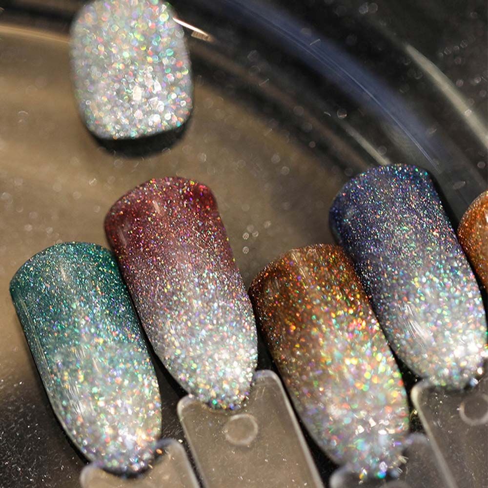 Flaska med glittrig gelpolish för nagelvård. Långvarigt nagellack för vackra, reflekterande naglar.