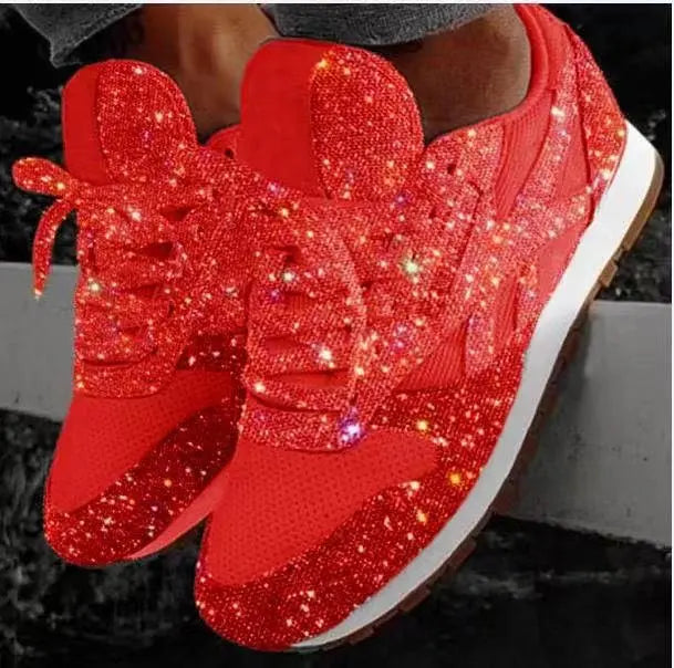 Moderna kvinnors sneakers med glittrig yta. Trendiga sparkle skor som passar till festliga tillfällen.