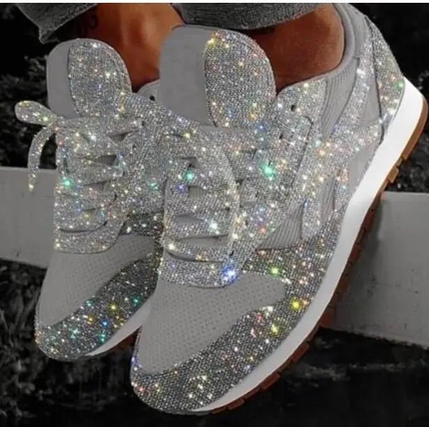 Exklusiva glittrande kvinnors sneakers. Perfekta festskor för en glamorös och modern look.