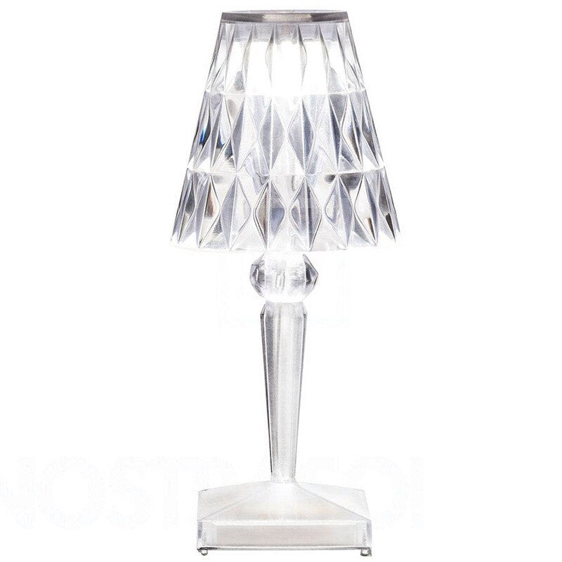 Glittrande LED-bordslampa med kristallklar diamantdesign, perfekt för modern heminredning och mysbelysning.