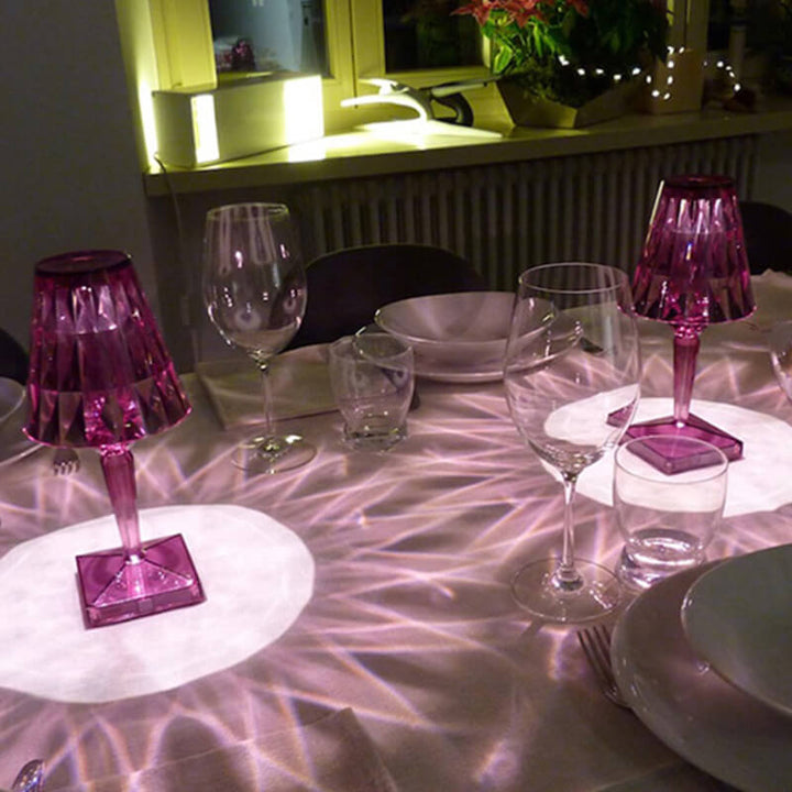 Kristallklar bordslampa med LED-ljus. Glittrande diamantdesign med touch-funktion för stämningsfull belysning.