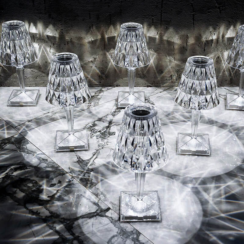 Kraftfull LED-belysning från en bordslampa i akryl med kristallklar diamantdesign. Elegant och funktionell.