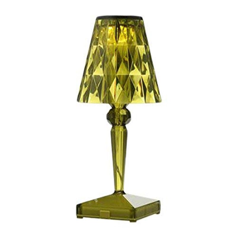 Närbild på glittrande LED-bordslampa i akryl. Diamantdesign sprider ett unikt och vackert LED-ljus.