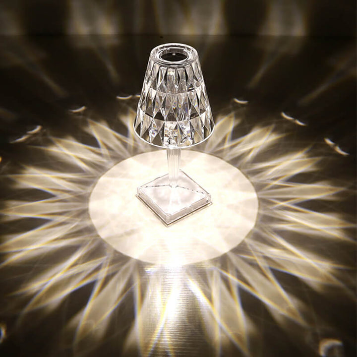 Modern akryllampa med LED-teknik och diamantdesign. Perfekt som designlampa för trendig heminredning.