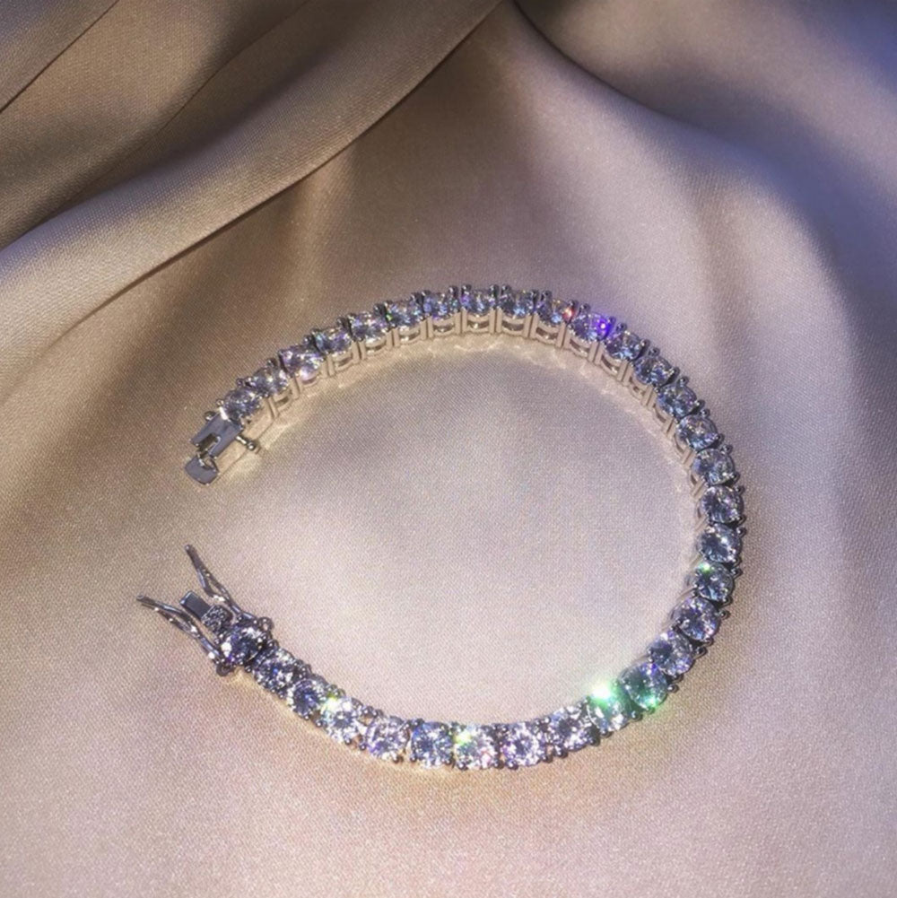 Unisex zirkonarmband med glitter, buret på handleden. Ett elegant vardagssmycke i koppar.