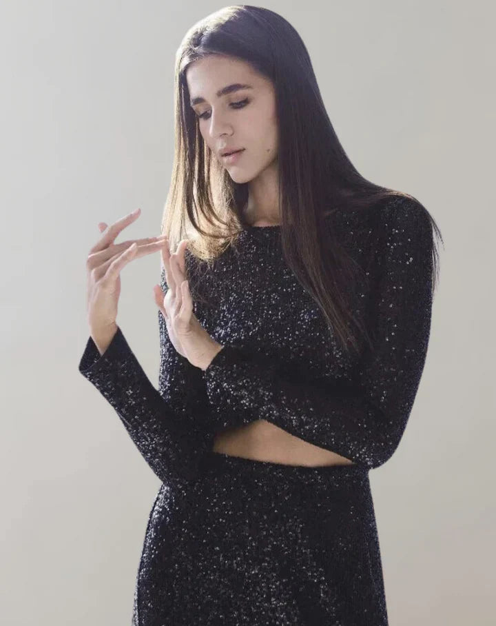 Glamorös dam crop top med glitter, en bekväm kortärmad festtopp för speciella kvällar.