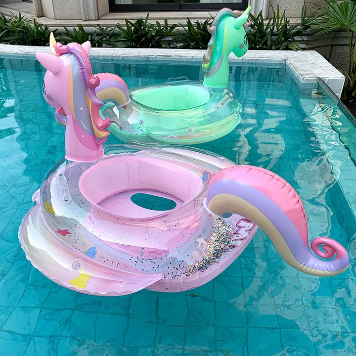 Detaljbild på den glittriga enhörningssimringen, redo för poolen och utomhuslek