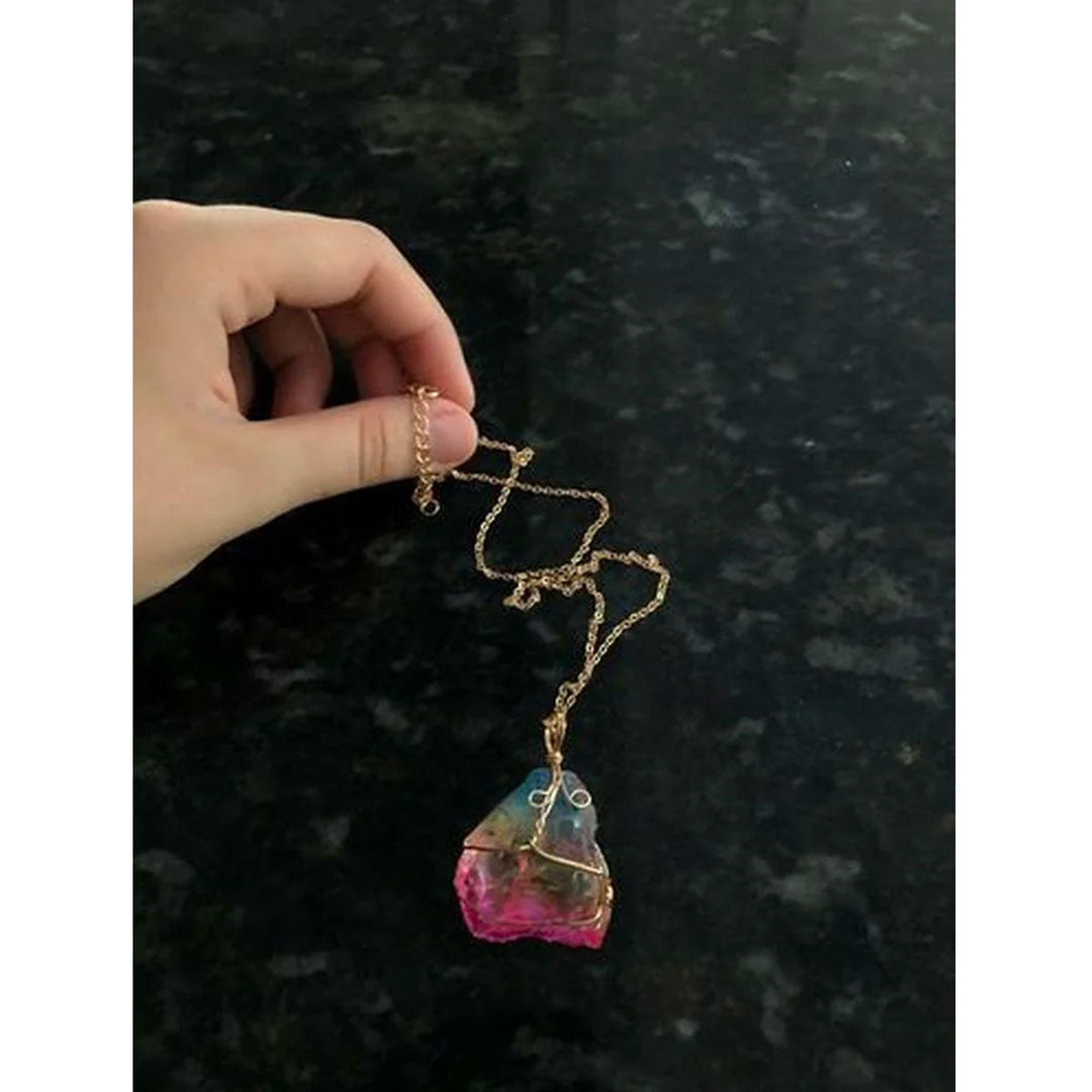 Lyxigt damhalsband i kvarts med regnbågsfärger. Ett gnistrande smycke för alla tillfällen.