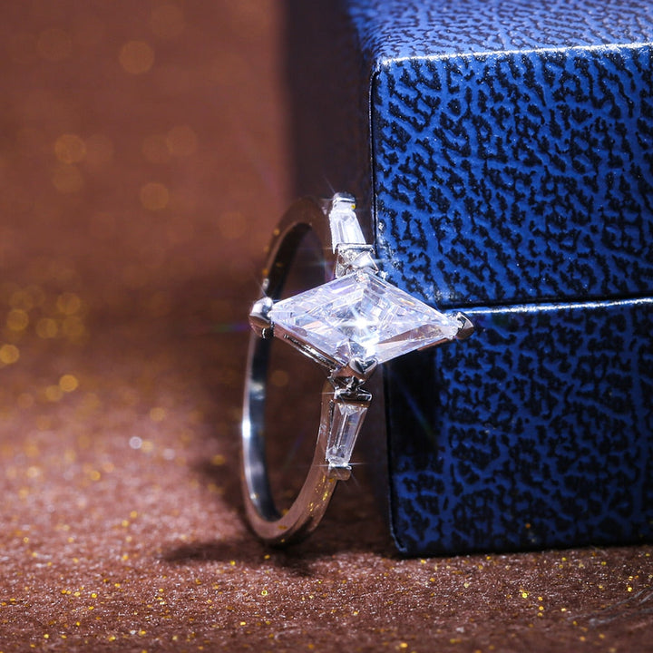 Elegant damring: handgjord solitär moissanit förlovningsring i polerat sterling silver.