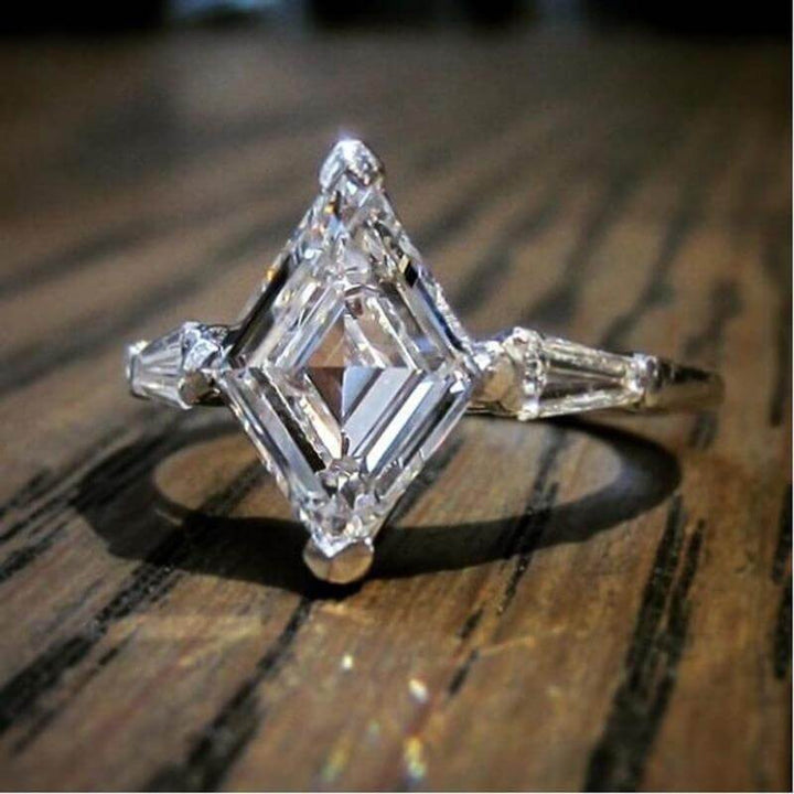 Lyxig förlovningsring med gnistrande moissanit. Damring i sterling silver, perfekt för bröllop.