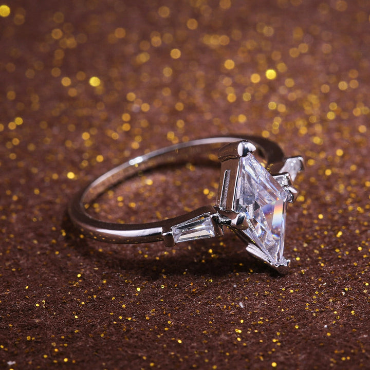 Vacker present: solitär moissanit förlovningsring i sterling silver, med tidlös elegans för dam.