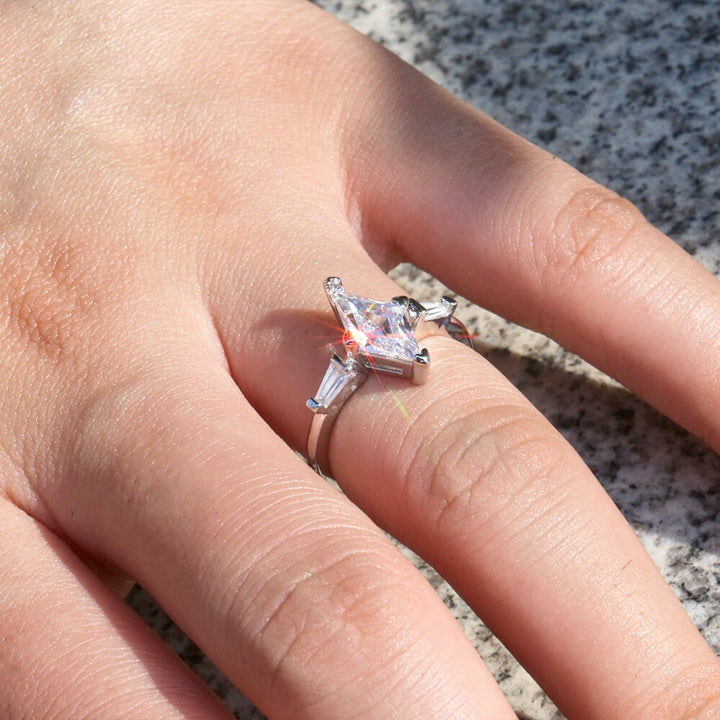 Närbild av gnistrande moissanit i solitär förlovningsring för dam, med band i sterling silver.