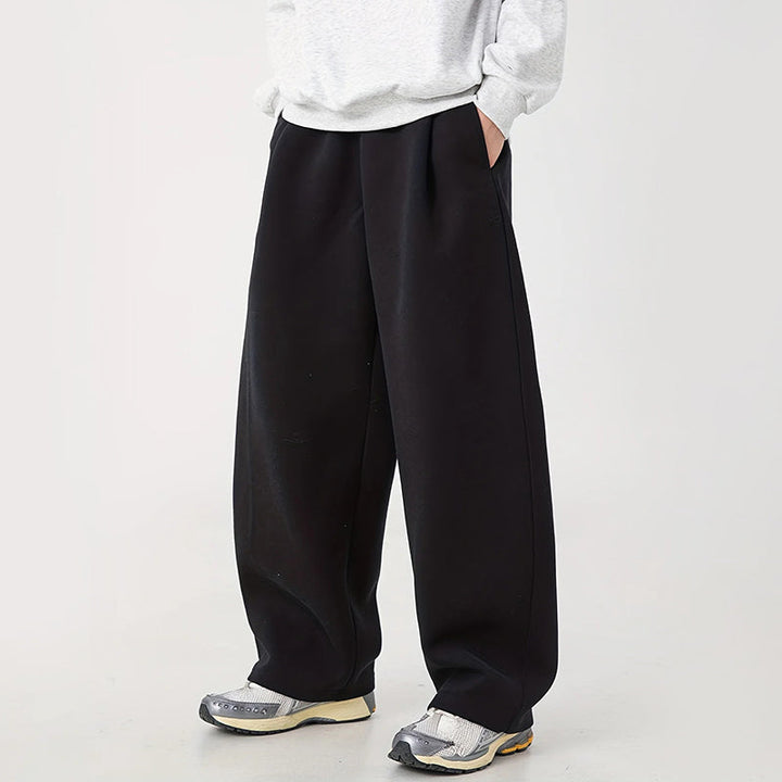 Svarta sweatpants för herr med elastisk midja. Mjuka, vida ben för maximal komfort och avslappnad användning.