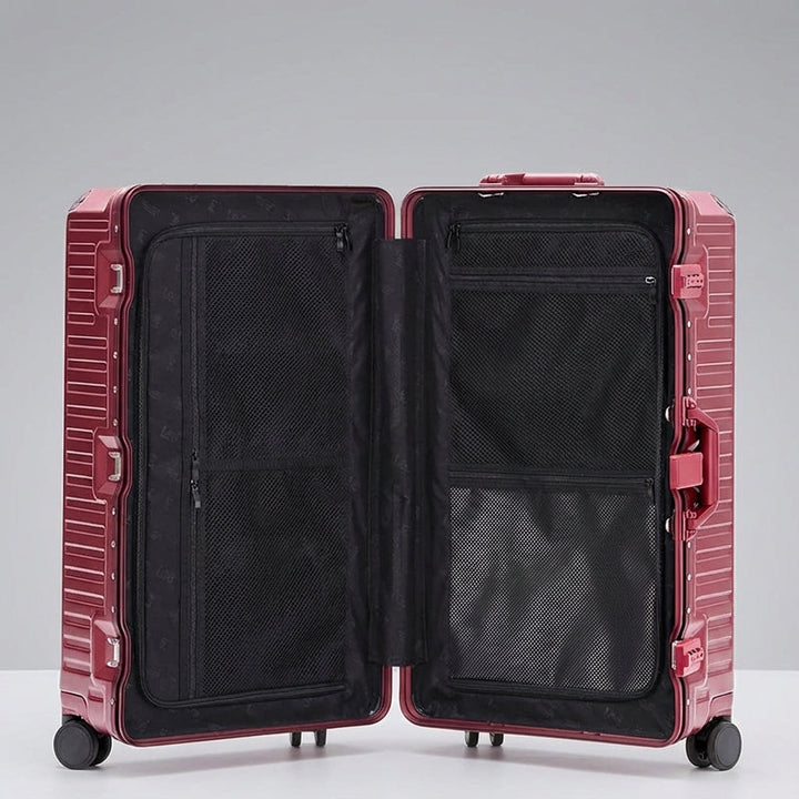 Lättmanövrerad trolley med 360° hjul och aluminiumram för smidiga semesterresor. Stor, säker resväska.