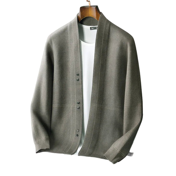 Grå herrkofta i tidlös stickad design. Värmande och bekväm cardigan, perfekt för höst- och vintermode.