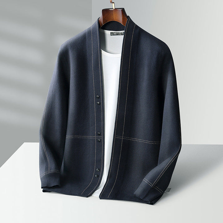 Blå stickad herrkofta. Klassisk cardigan för män, elegant herrmode som kombinerar komfort och stil.