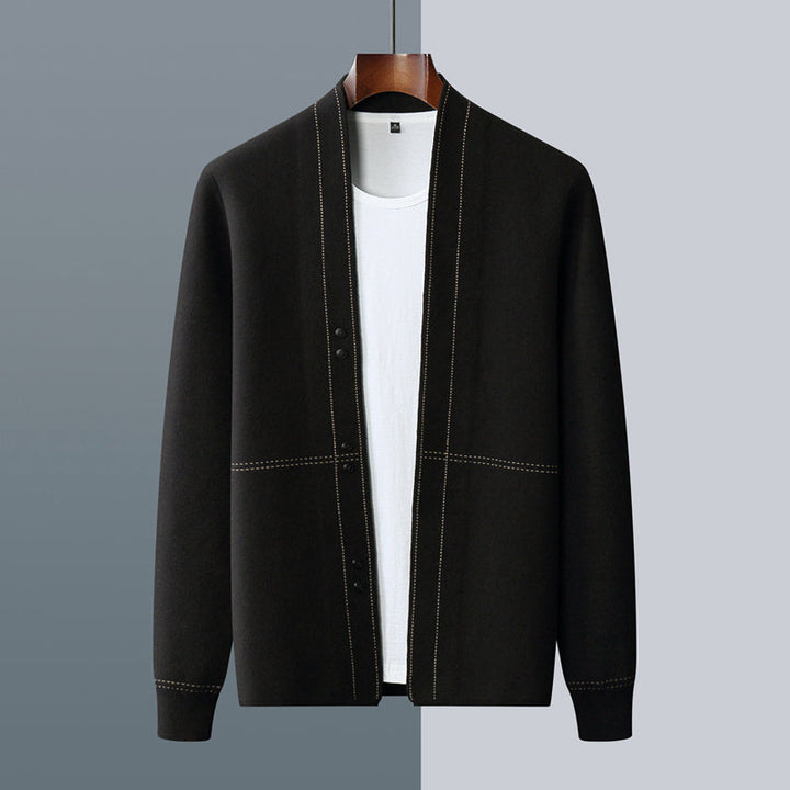 Svart värmande stickad cardigan för män. Bekväm herrkofta, perfekt vinterkläder i elegant stil.